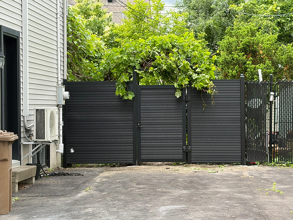 Composite privacy fence installation in Québec — Celestial Black